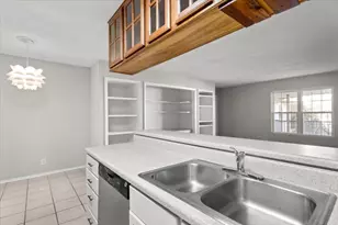 910 Duncan Ln, Austin, TX 78705 - Photo 13