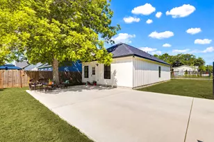 303 Pine Ave, Luling, TX 78648 - Photo 5