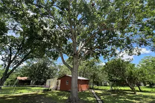 820 W Live Oak St, Lockhart, TX 78644 - Photo 27