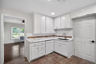 820 W Live Oak St, Lockhart, TX 78644 - Photo 9