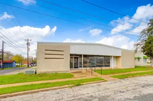 605 Upton Ave, Schulenburg, TX 78956 - Photo 1