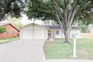 1404 Hillcrest Dr, Taylor, TX 76574 - Photo 1