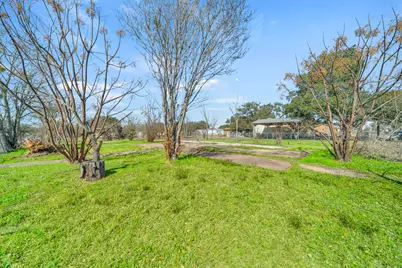 693 S Caldwell Street, Giddings, TX 78942 - Photo 3