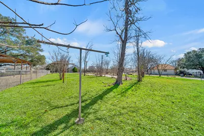 693 S Caldwell Street, Giddings, TX 78942 - Photo 5