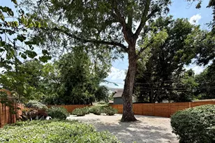 2513 E Cesar Chavez St, Austin, TX 78702 - Photo 13