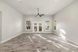 718 Emory Dr, Fredericksburg, TX 78624 - Photo 9