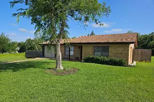 101 Brown St, Elgin, TX 78621 - Photo 3