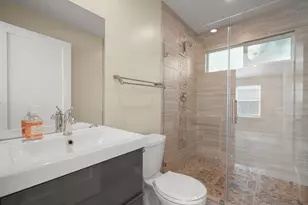 1705 E 14th St, Austin, TX 78702 - Photo 9