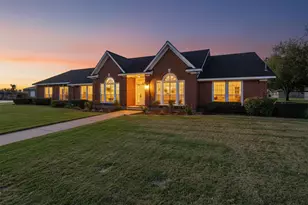 714 Louisiana Ave, Shiner, TX 77984 - Photo 1