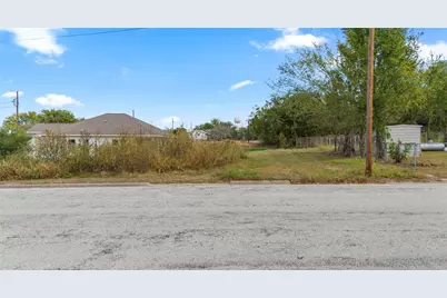 366 N Dallas Street, Giddings, TX 78942 - Photo 3