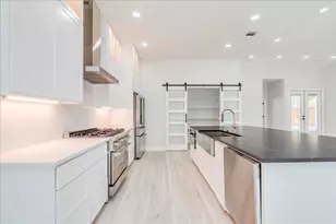 1215 Howard St, Taylor, TX 76574 - Photo 9