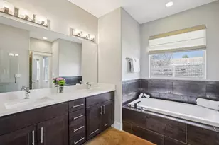 1910 E 10th St, Austin, TX 78702 - Photo 13