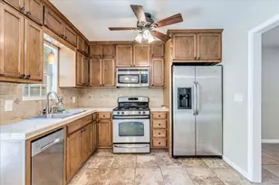609 Cottonwod St, Lockhart, TX 78644 - Photo 7