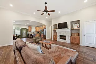 202 Cedar Hills Dr, Elgin, TX 78621 - Photo 7