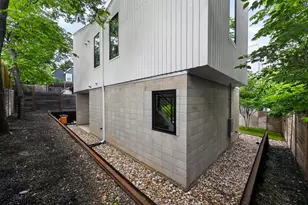 1206 Luna St, Austin, TX 78721 - Photo 37