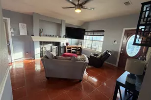 305 Maple Ln, Elgin, TX 78621 - Photo 3