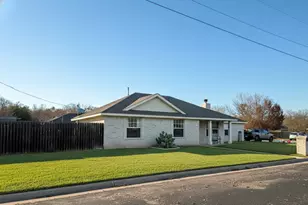 305 Maple Ln, Elgin, TX 78621 - Photo 13