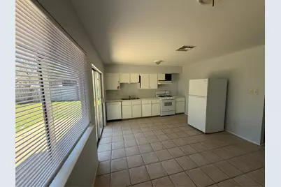 2002 Covered Wagon Pass, Austin, TX 78744 - Photo 9