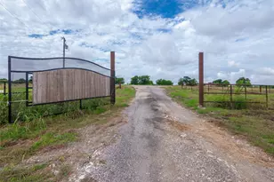 1889 Co Rd 487, Taylor, TX 76574 - Photo 35
