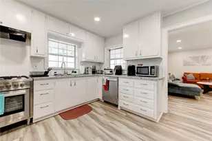 1303 Newfield Ln, Austin, TX 78703 - Photo 13