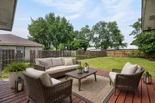 903 Travis St, Lockhart, TX 78644 - Photo 35