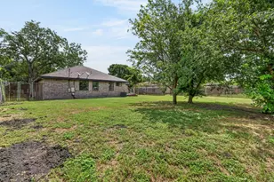 903 Travis St, Lockhart, TX 78644 - Photo 39