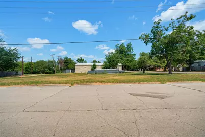 127 E Davilla Avenue, Rockdale, TX 76567 - Photo 7