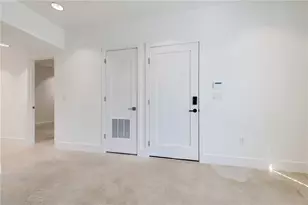 408 W 38 1/2 St, Austin, TX 78705 - Photo 9