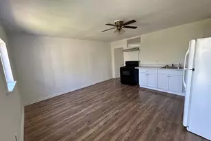 211 W Washington St, Seguin, TX 78155 - Photo 3