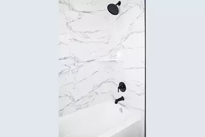 516 N Hackberry Avenue, Luling, TX 78648 - Photo 7