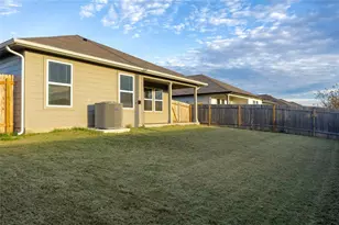 401 Abbey Ln, Lockhart, TX 78644 - Photo 17