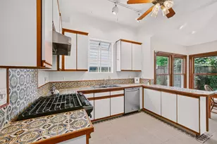 812 W 10th St, Austin, TX 78701 - Photo 15
