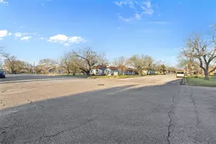 631 S Harris St, Giddings, TX 78942 - Photo 9