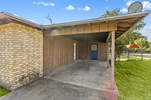 160 Gaeke St, Giddings, TX 78942 - Photo 5