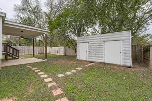 304 S Main St, Elgin, TX 78621 - Photo 25