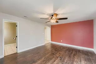 304 S Main St, Elgin, TX 78621 - Photo 9