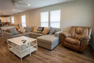 404 Rivers St, Smithville, TX 78957 - Photo 9