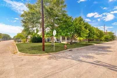 116 S Hackberry Avenue, Luling, TX 78648 - Photo 5