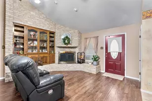 401 Drake Ln, Taylor, TX 76574 - Photo 3