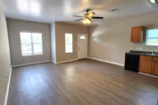 605 M L K Blvd, Elgin, TX 78621 - Photo 7