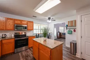 201 E Eggleston St, Manor, TX 78653 - Photo 7