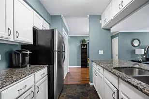 1818 S Lakeshore Blvd, Austin, TX 78741 - Photo 11