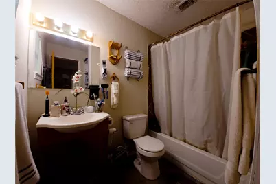 911 Brazos Street, Lockhart, TX 78644 - Photo 13