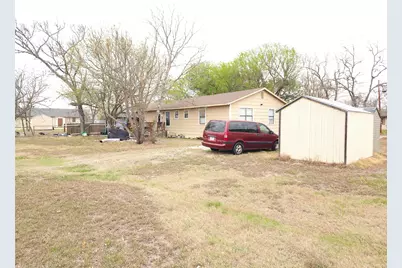 911 Brazos Street, Lockhart, TX 78644 - Photo 3