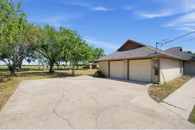 1419 W San Antonio Street, Lockhart, TX 78644 - Photo 3