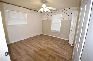 608 Wilkes St, Smithville, TX 78957 - Photo 9