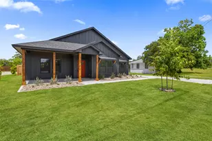 705 Sloan St, Taylor, TX 76574 - Photo 3