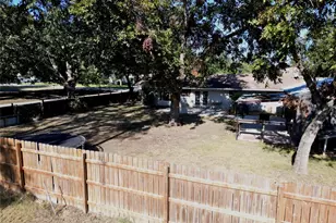 600 Wilkes St, Smithville, TX 78957 - Photo 7