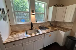 215 W 7th St, Taylor, TX 76574 - Photo 9