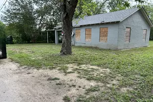 222 N Vaughan Ave, Seguin, TX 78155 - Photo 3